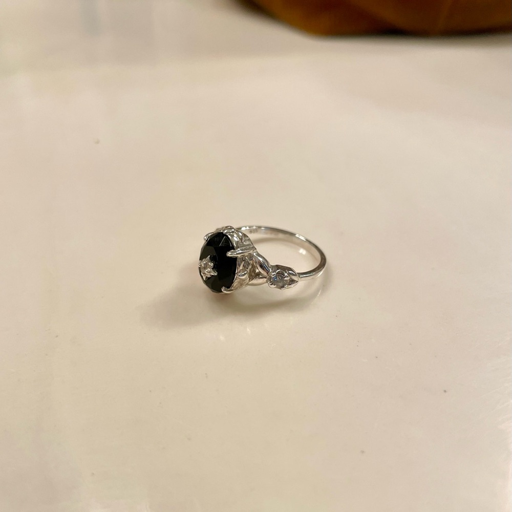 Elegant Silver and Black Onyx Women's Ring - Picture 2 of 6